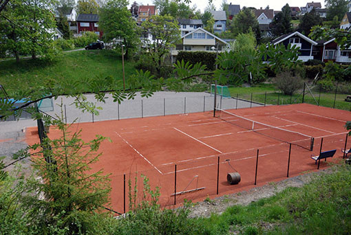 Leker'n komplett - med tennisbane!